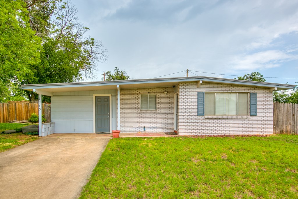 2310 Oxford Circle Property Photo 3