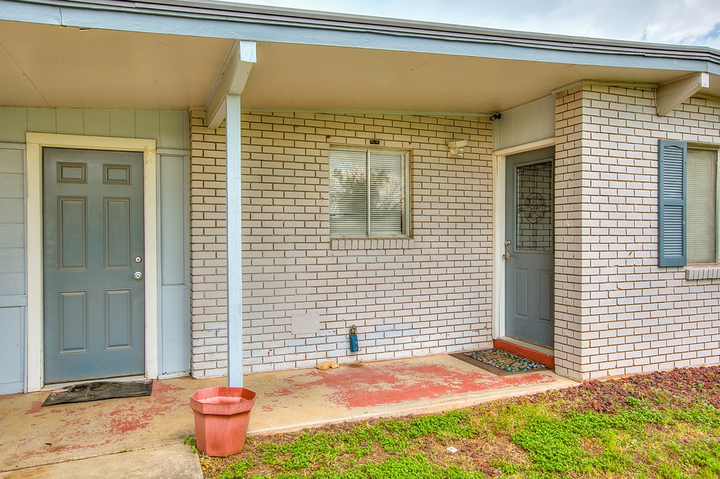 2310 Oxford Circle Property Photo 4