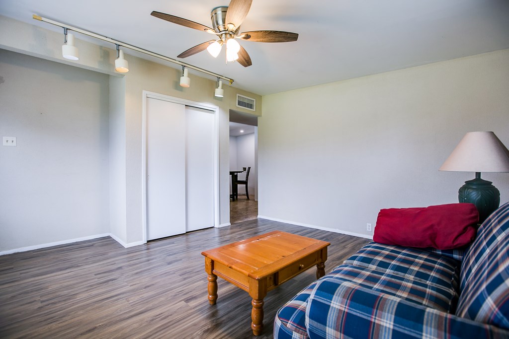 2310 Oxford Circle Property Photo 6