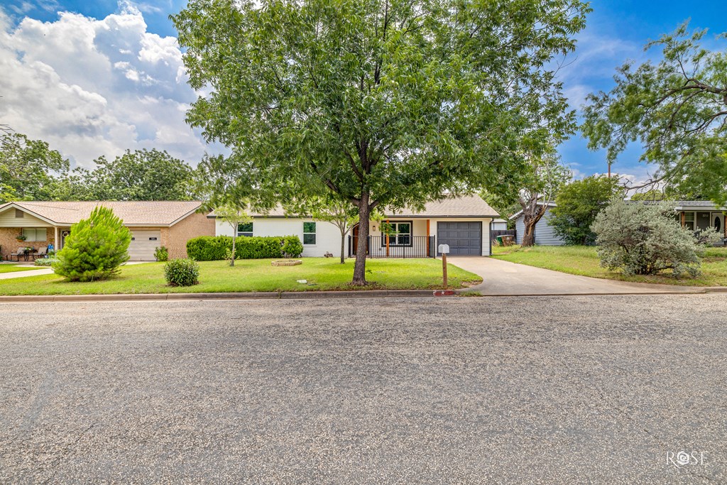 2215 Dartmouth Dr Property Photo 3