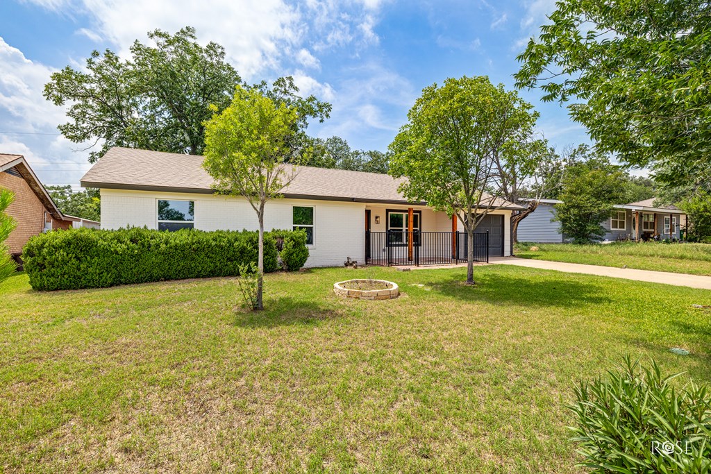 2215 Dartmouth Dr Property Photo 4