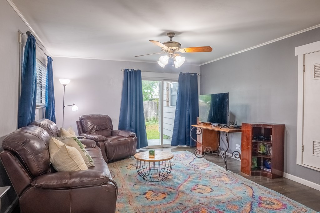 2204 Waco Street Property Photo 5