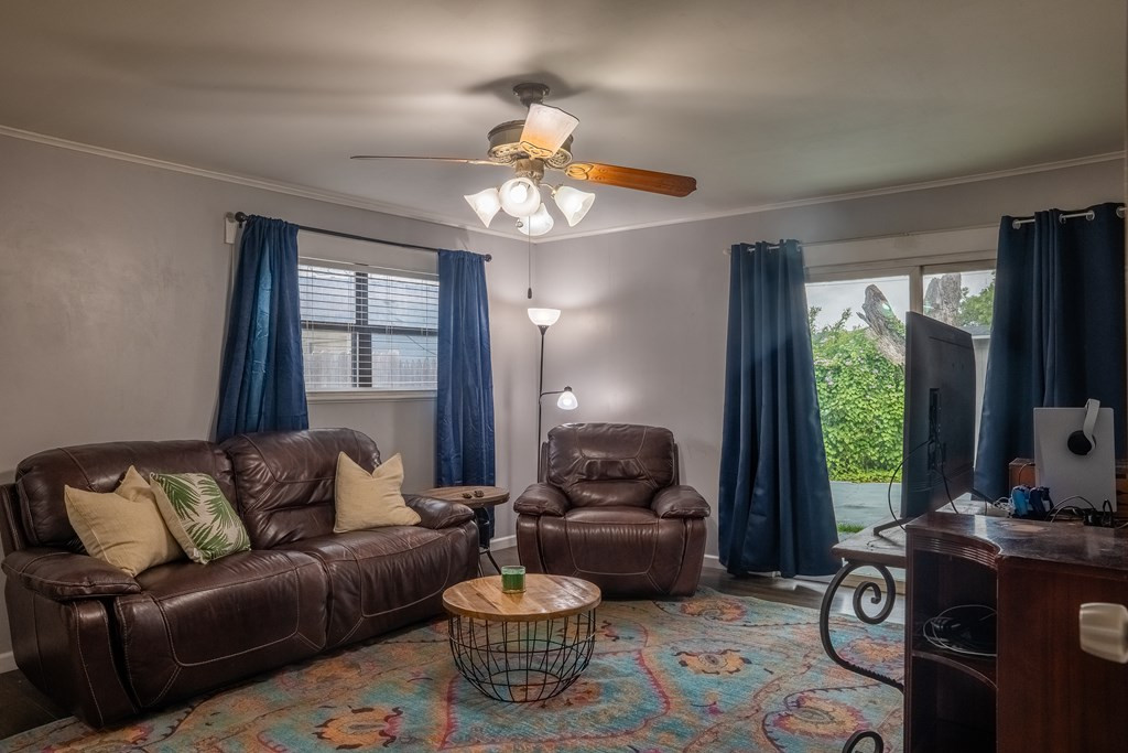 2204 Waco Street Property Photo 6