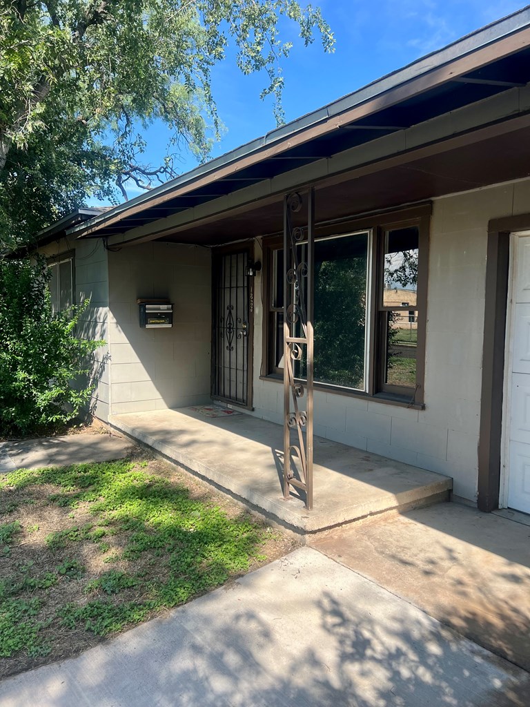 1833 Willow St Property Photo 4