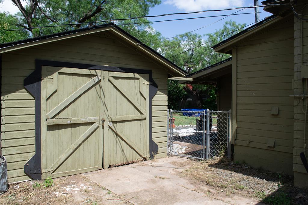 110 Madison St Property Photo 3