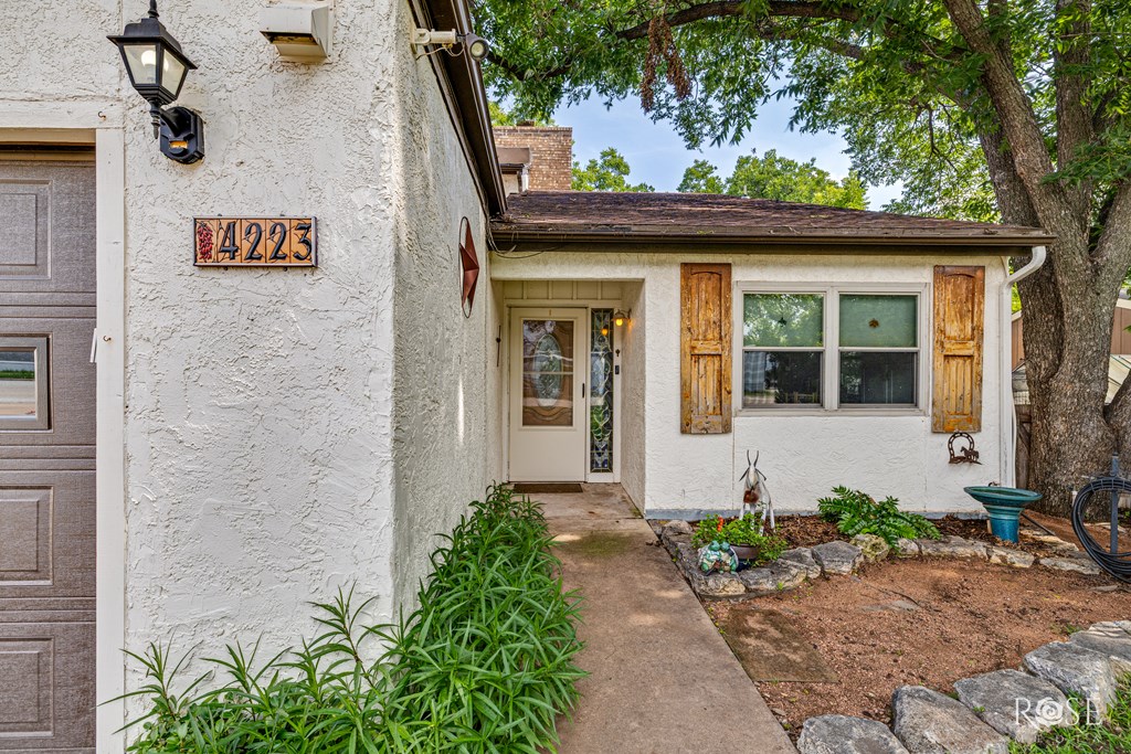 4223 Riverbend Property Photo 4