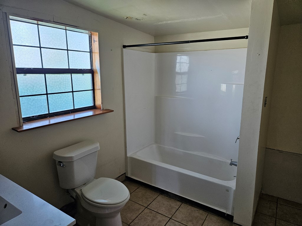 1011 Crockett St Property Photo 6