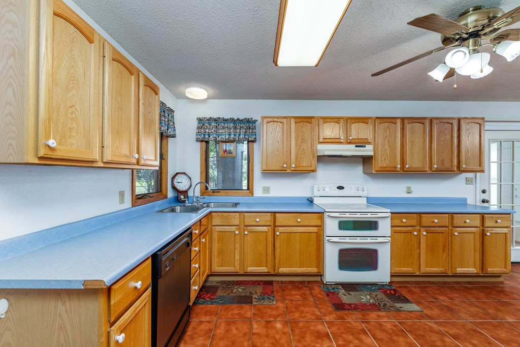 8881 Rust Rd Property Photo 13