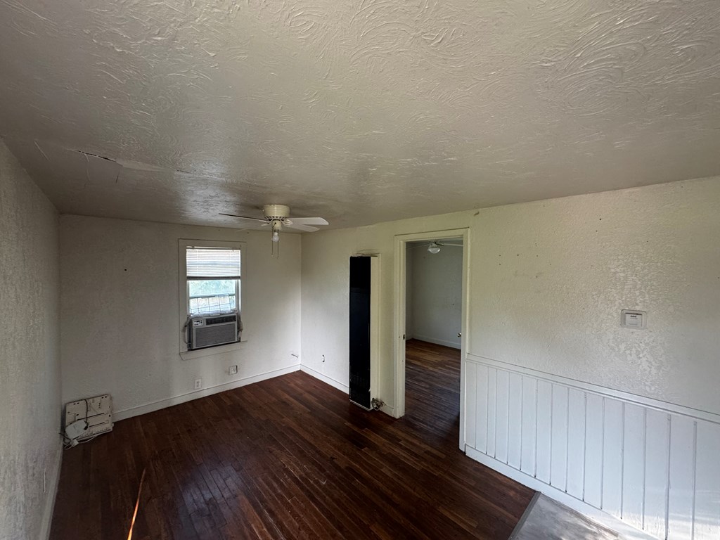 607 E 38th St Property Photo 2