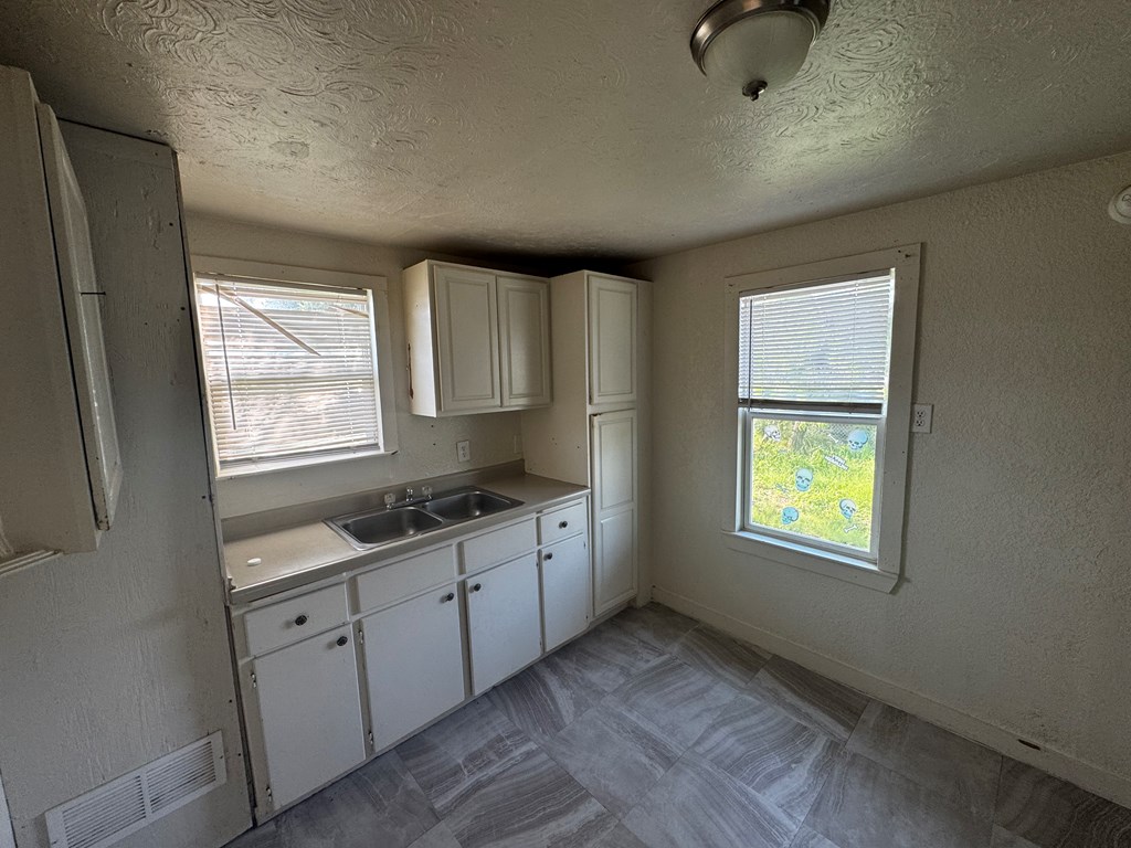 607 E 38th St Property Photo 4