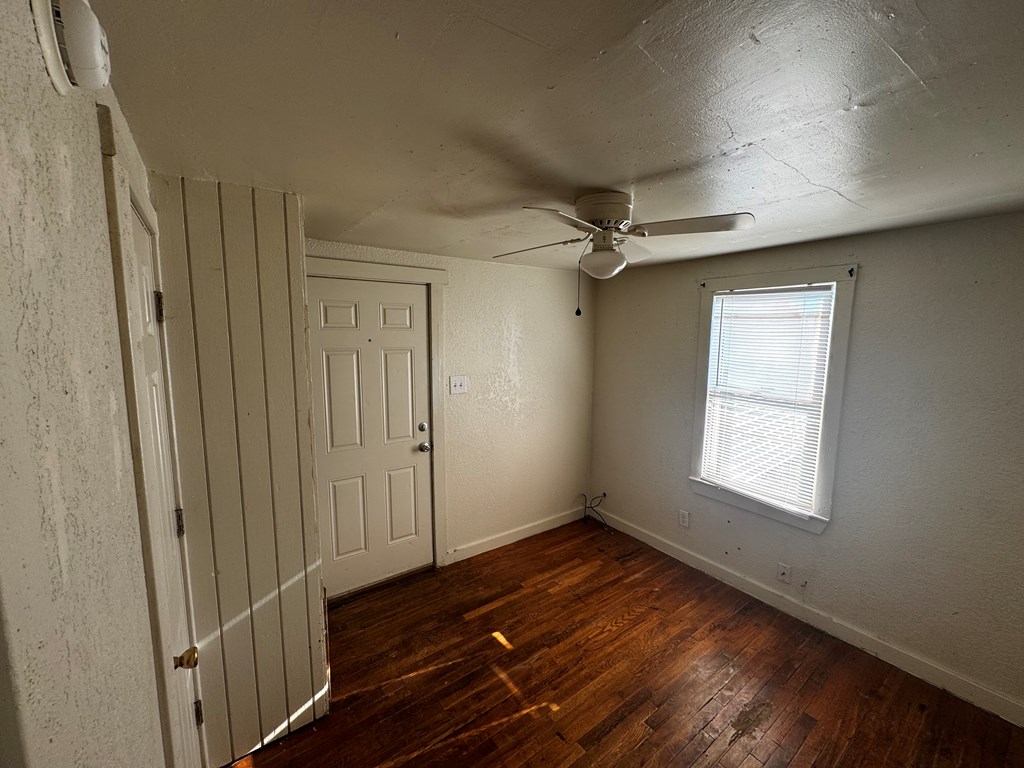 607 E 38th St Property Photo 5