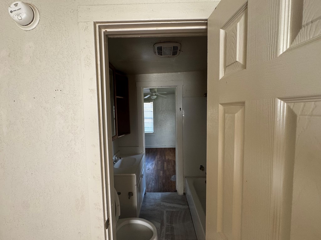 607 E 38th St Property Photo 6