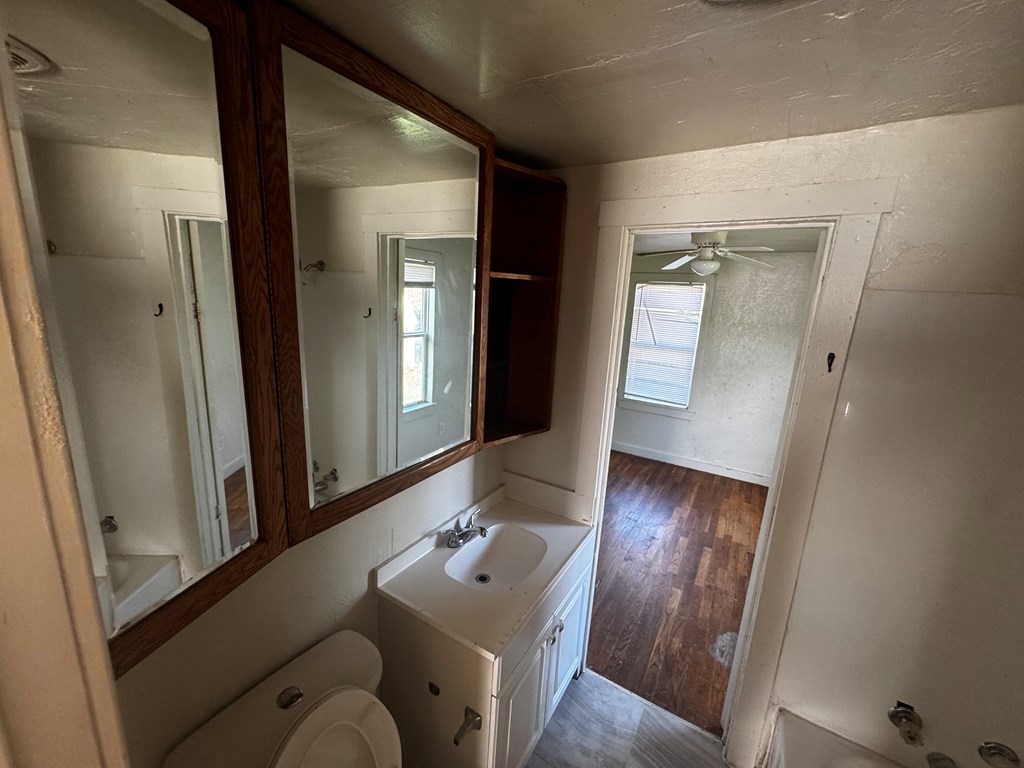 607 E 38th St Property Photo 7