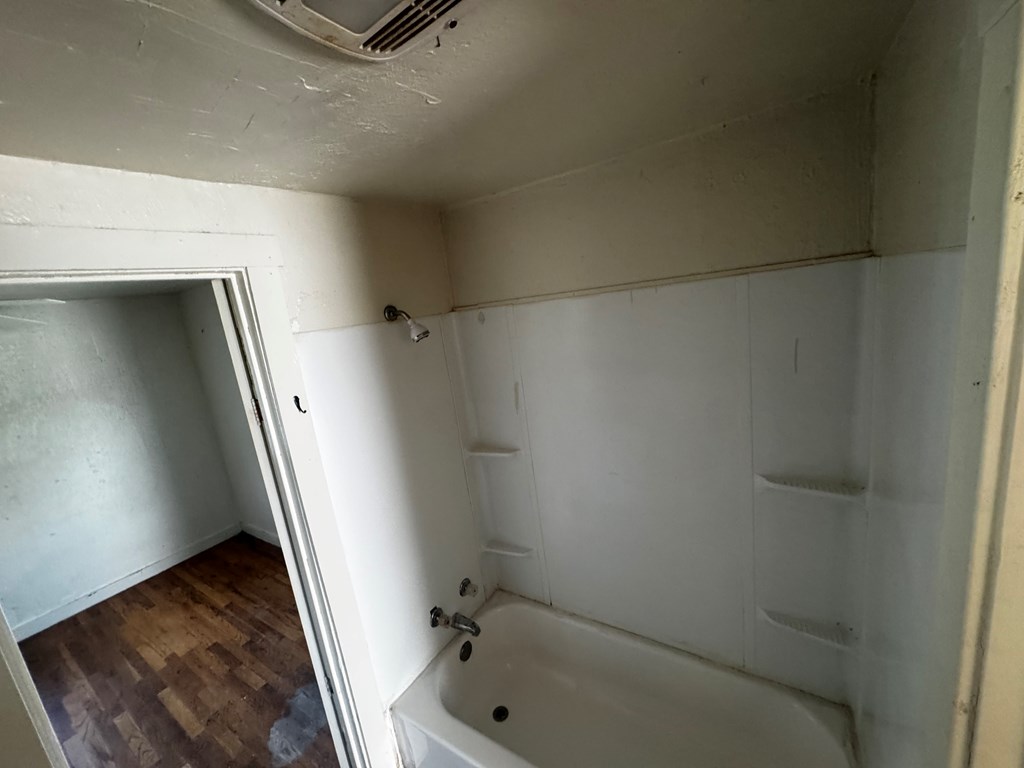 607 E 38th St Property Photo 8