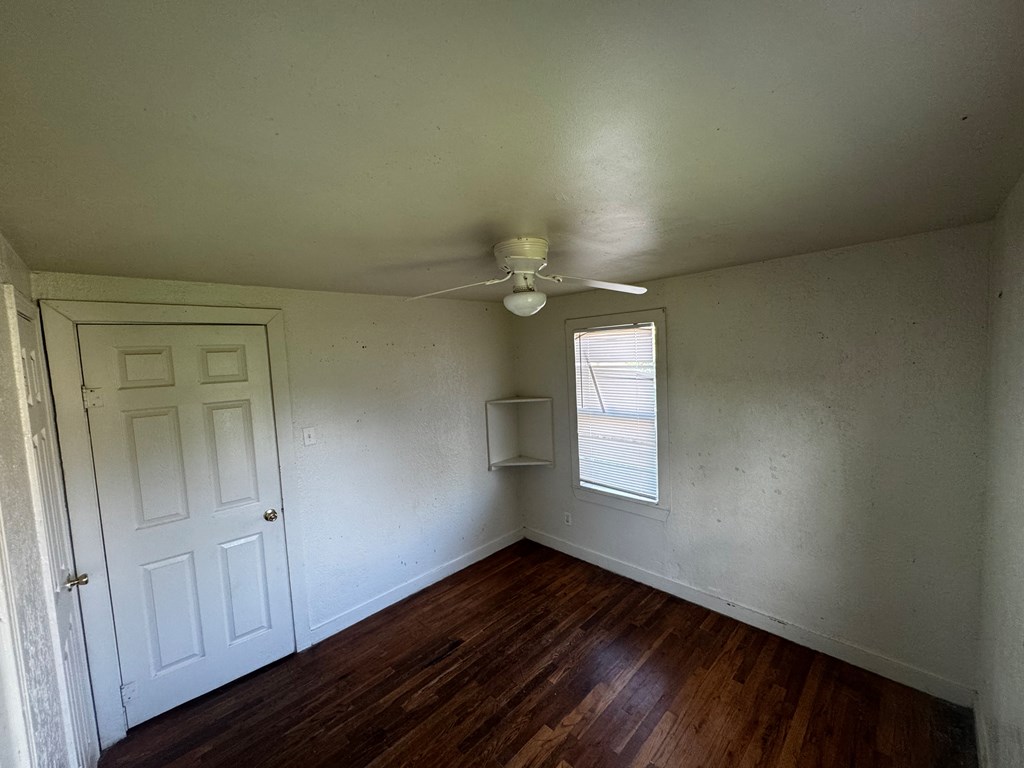 607 E 38th St Property Photo 9