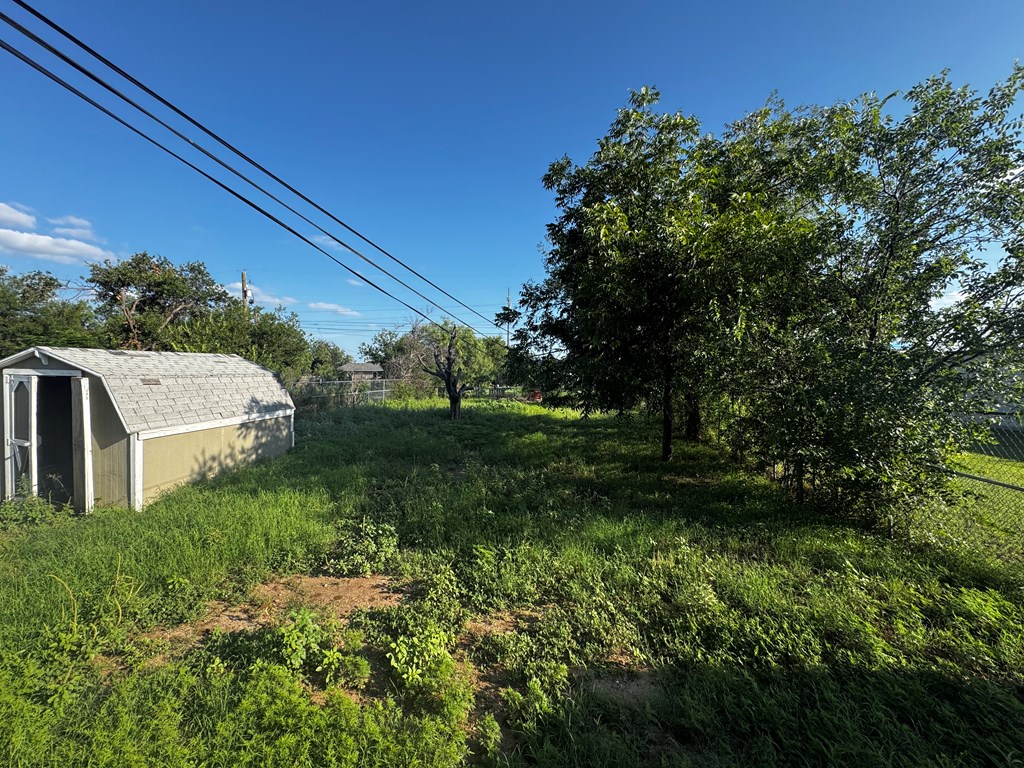 607 E 38th St Property Photo 10