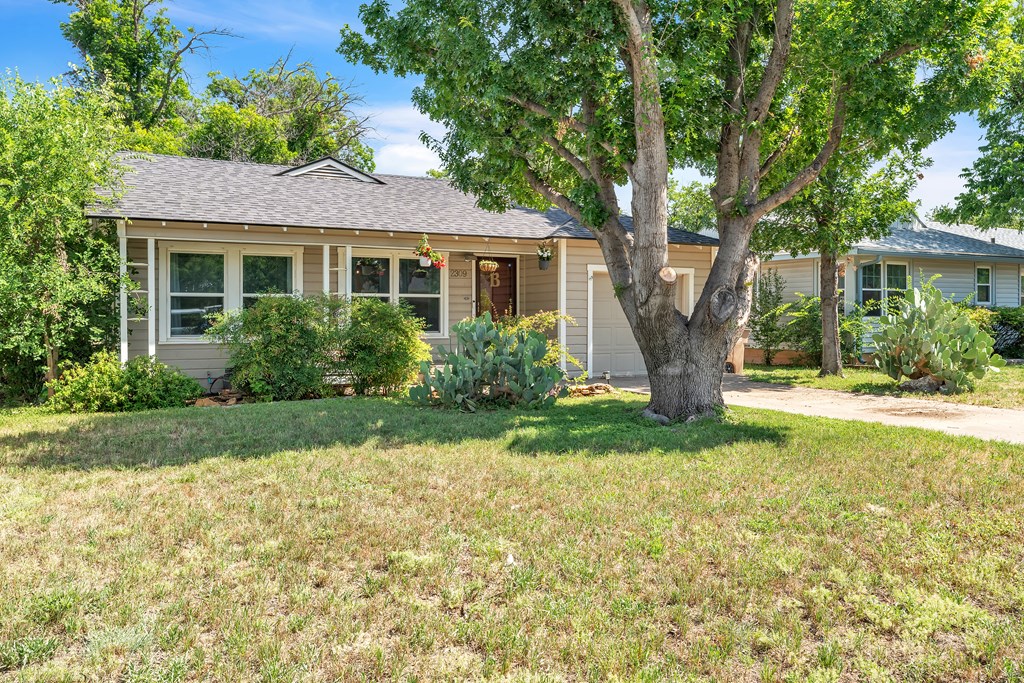 2309 W Ave L Property Photo 2