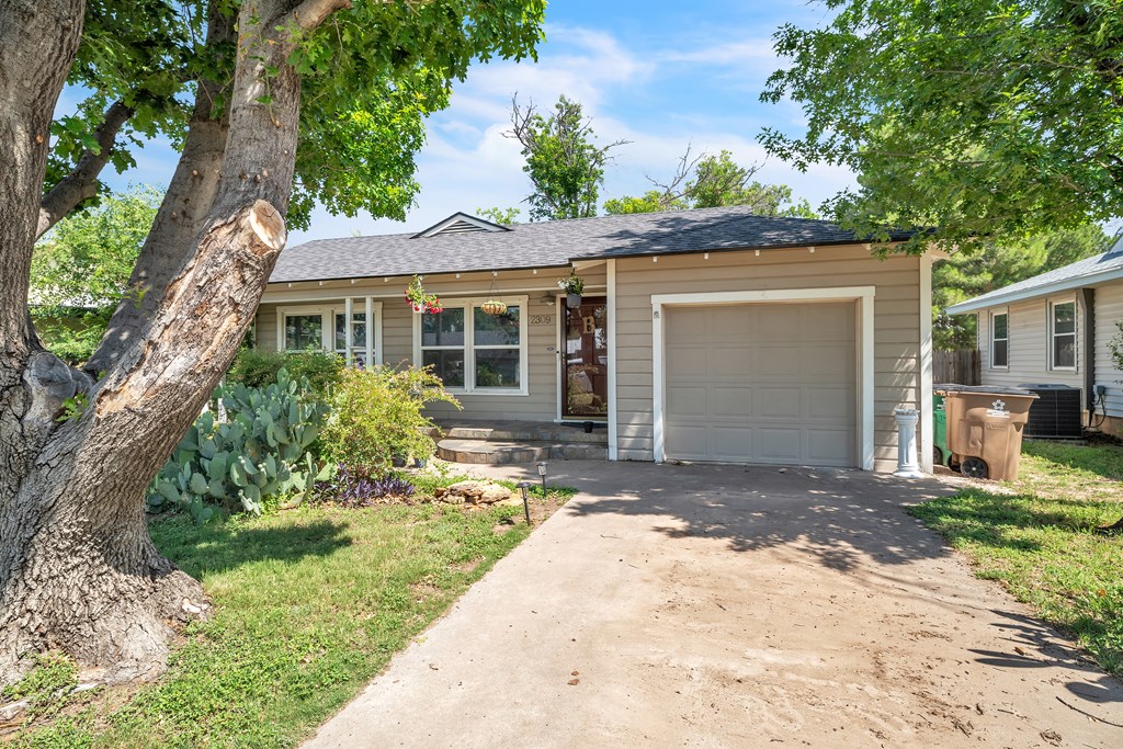 2309 W Ave L Property Photo 3