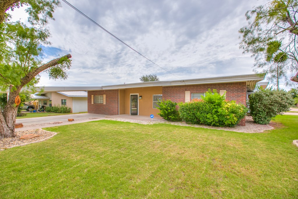 209 N Ave B Property Photo 2