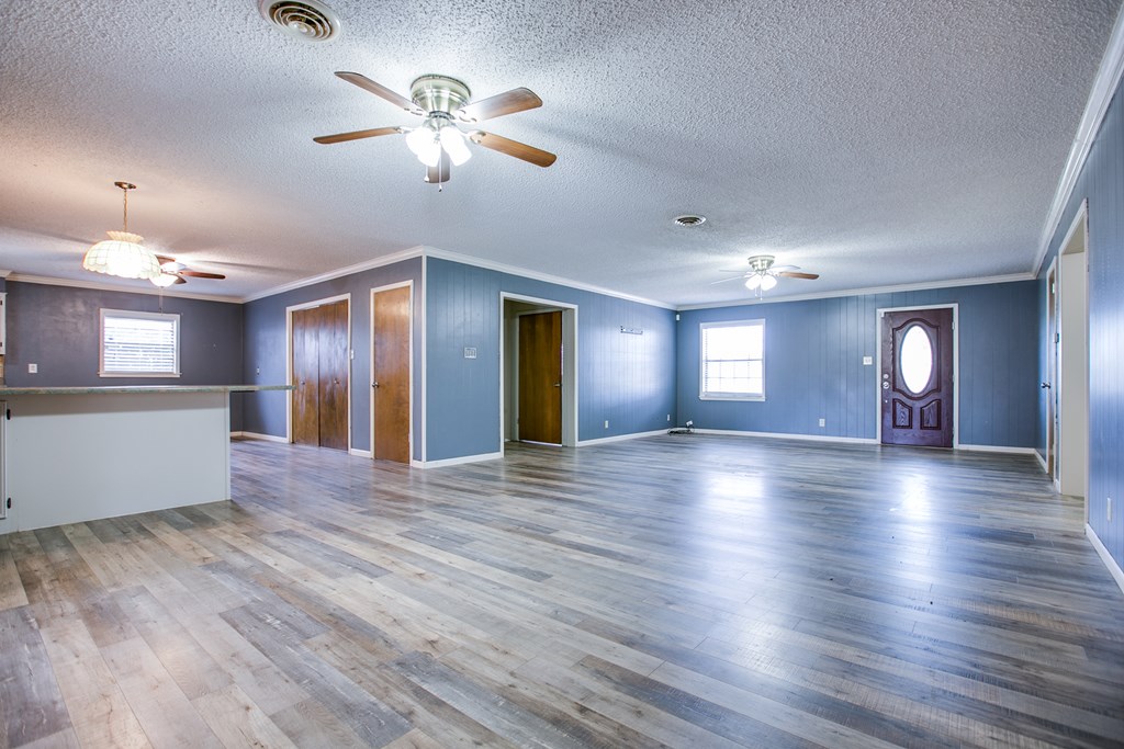 209 N Ave B Property Photo 4