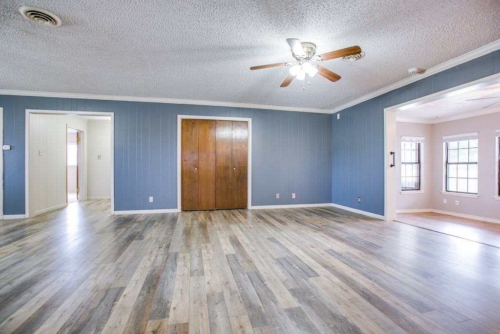 209 N Ave B Property Photo 5