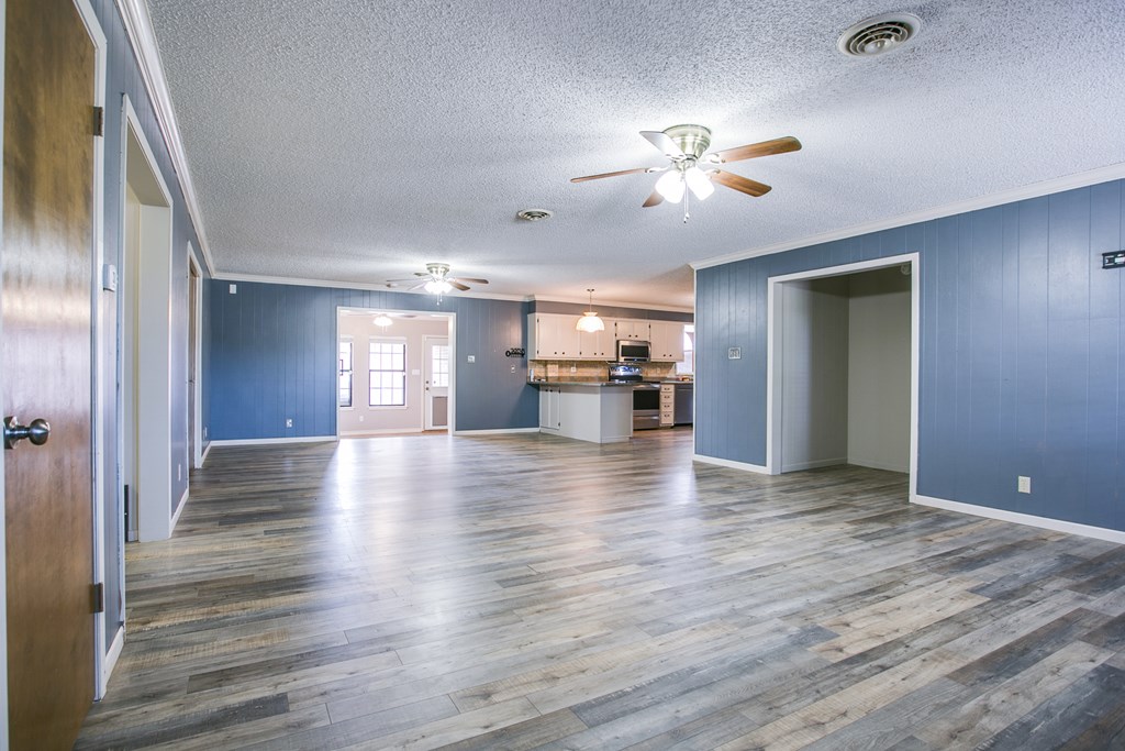 209 N Ave B Property Photo 8