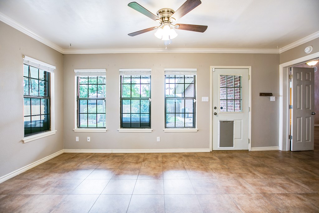 209 N Ave B Property Photo 13