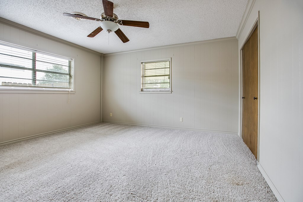 209 N Ave B Property Photo 24