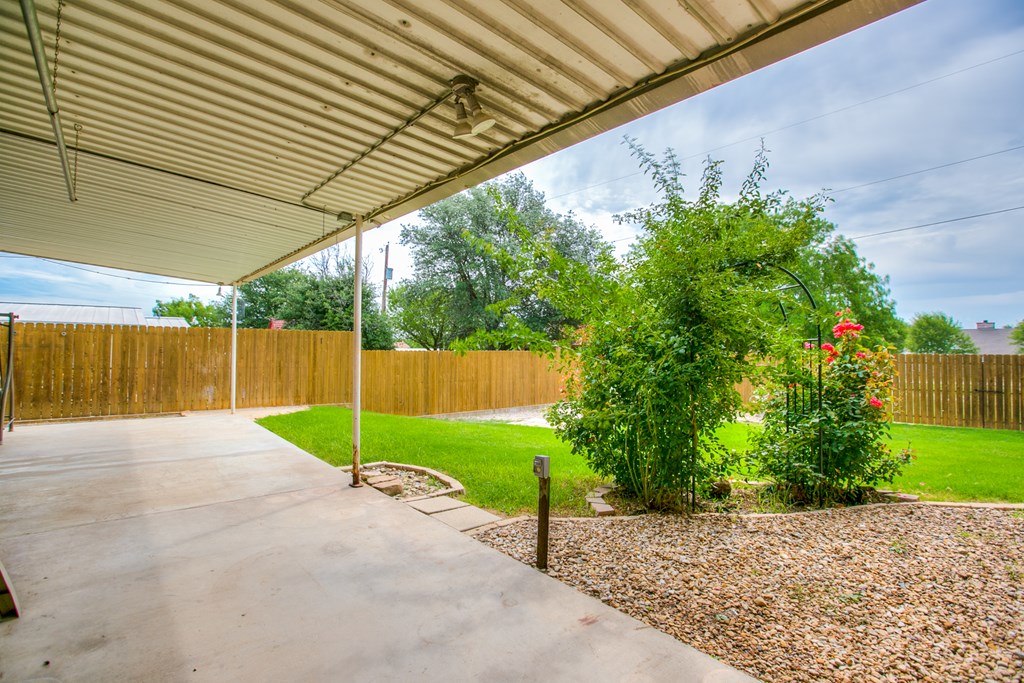 209 N Ave B Property Photo 30