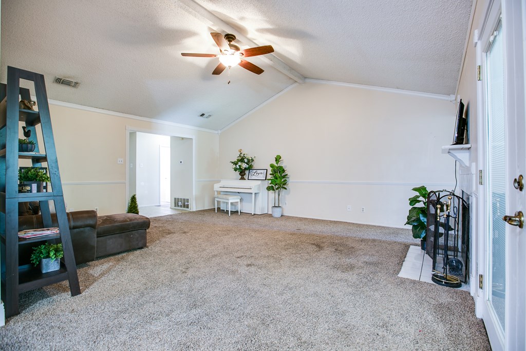 1821 La Mesa Lane Property Photo 8