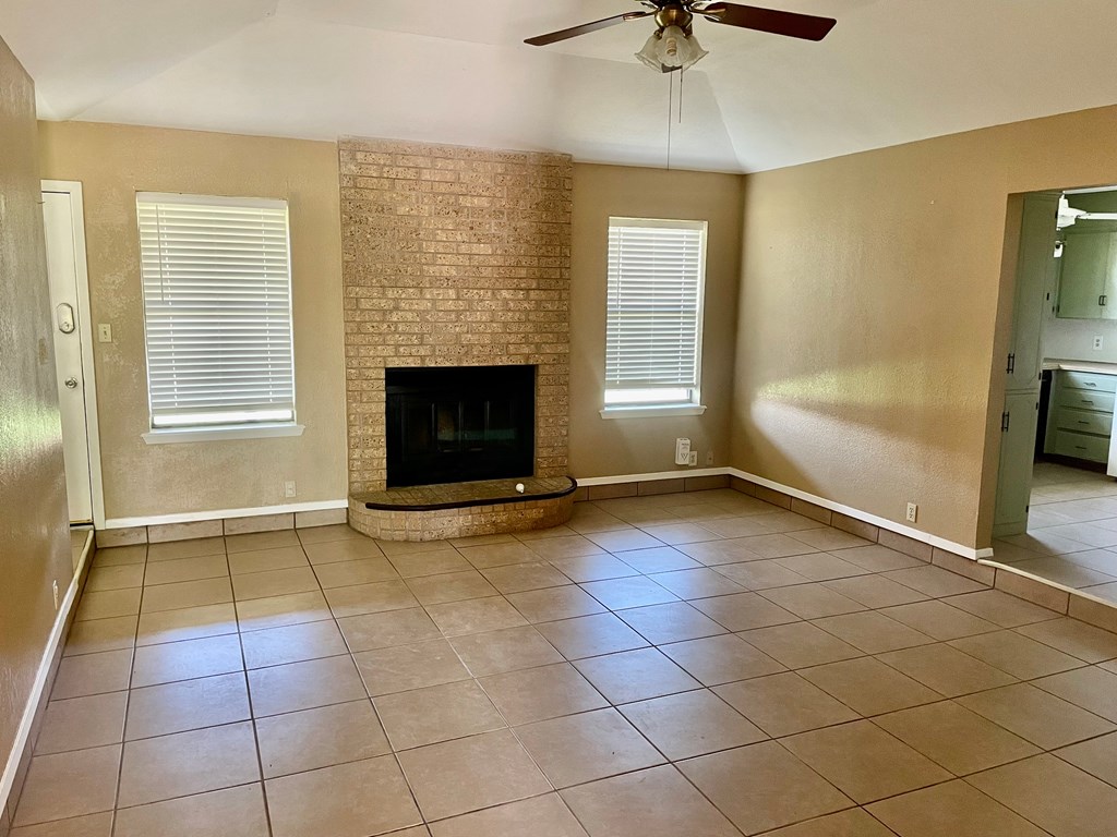 1810 Parkview Dr Property Photo 2