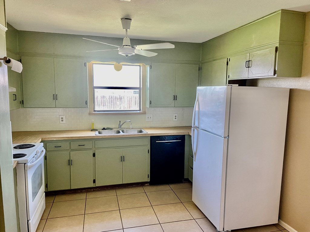 1810 Parkview Dr Property Photo 3