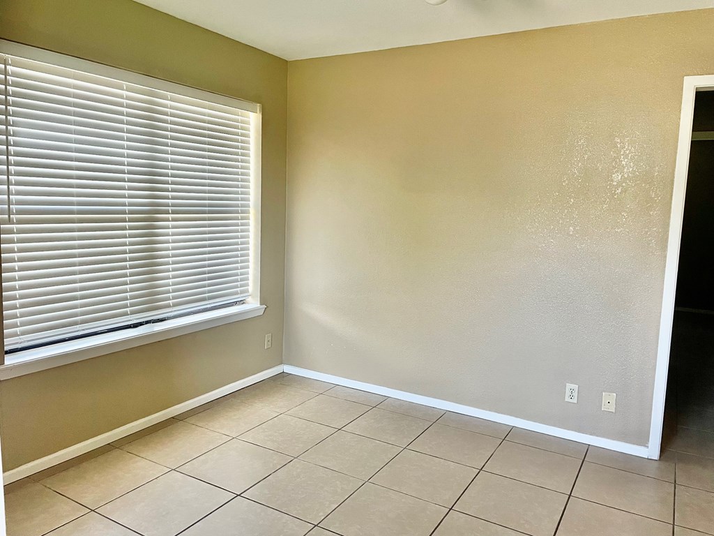 1810 Parkview Dr Property Photo 4