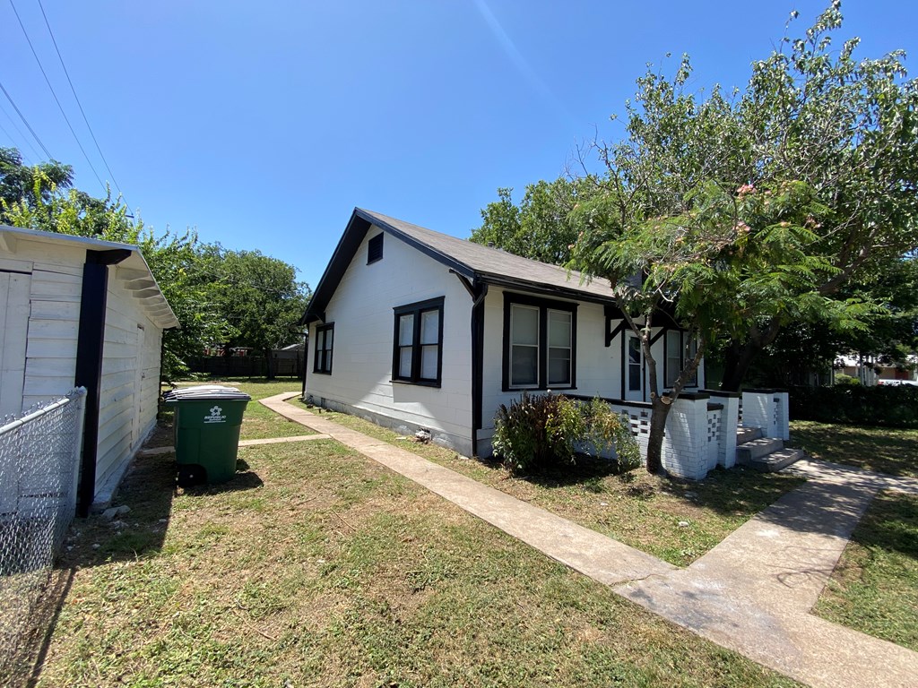 1315 Pecos St Property Photo 5