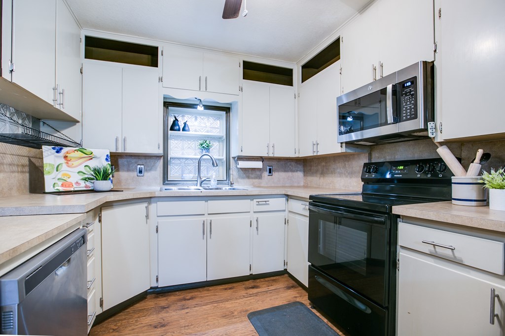 972 Broadway St Property Photo 3
