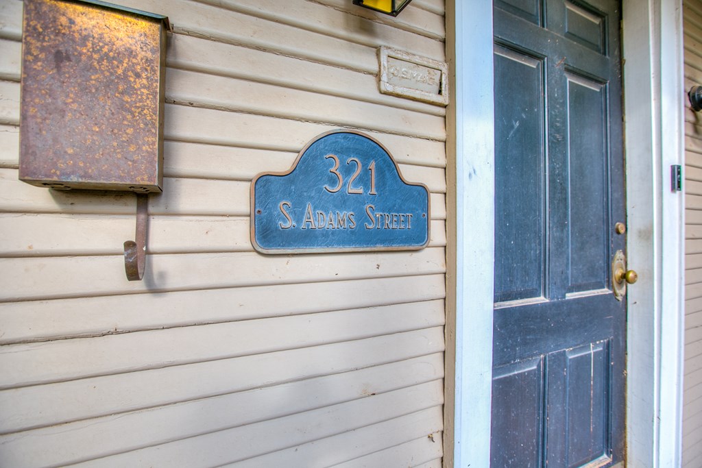 321 S Adams St Property Photo 6