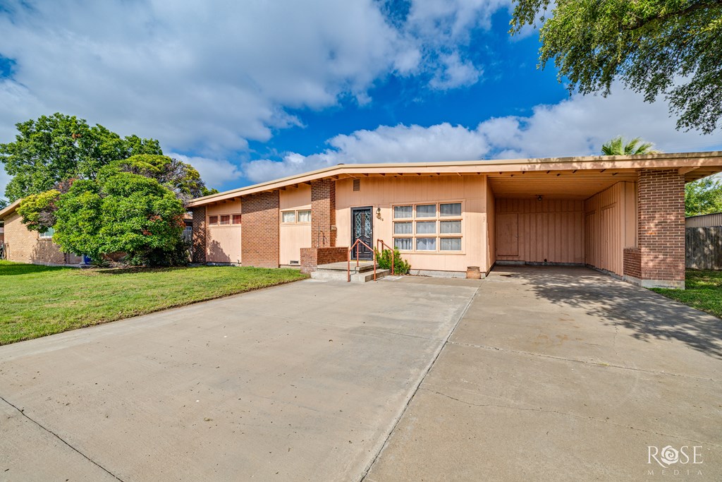 1003 N Plaza Property Photo 7