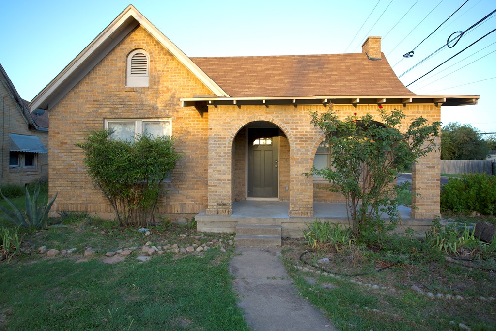 621 Jefferson St Property Photo 3