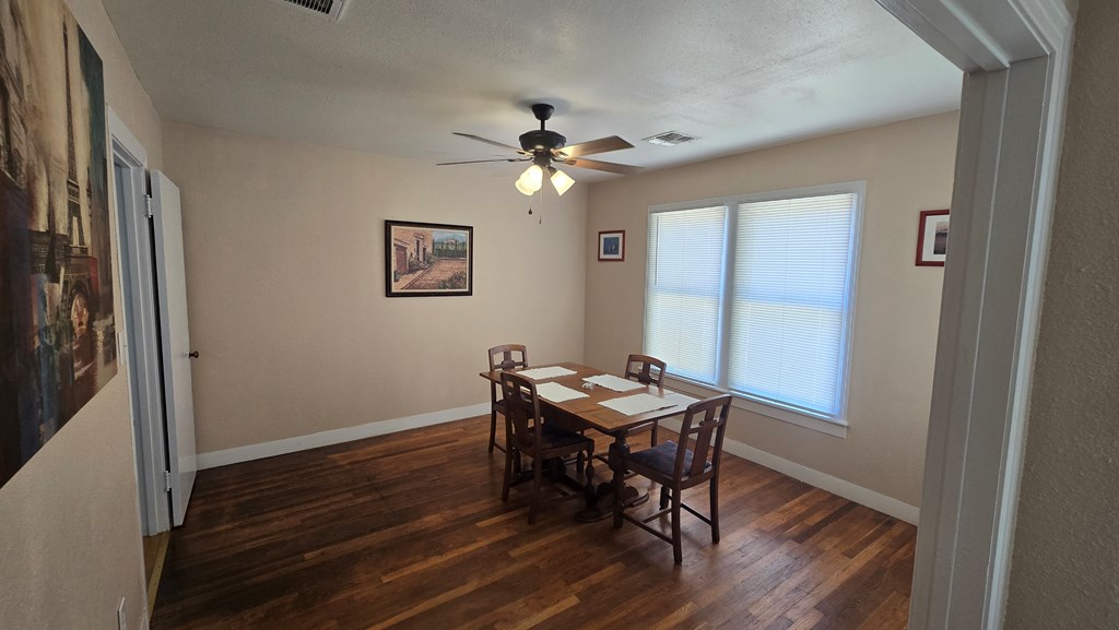 409 N Broadway St Property Photo 3