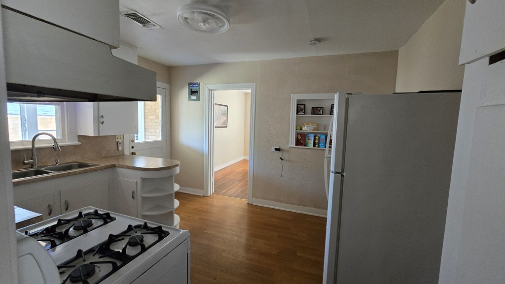 409 N Broadway St Property Photo 5