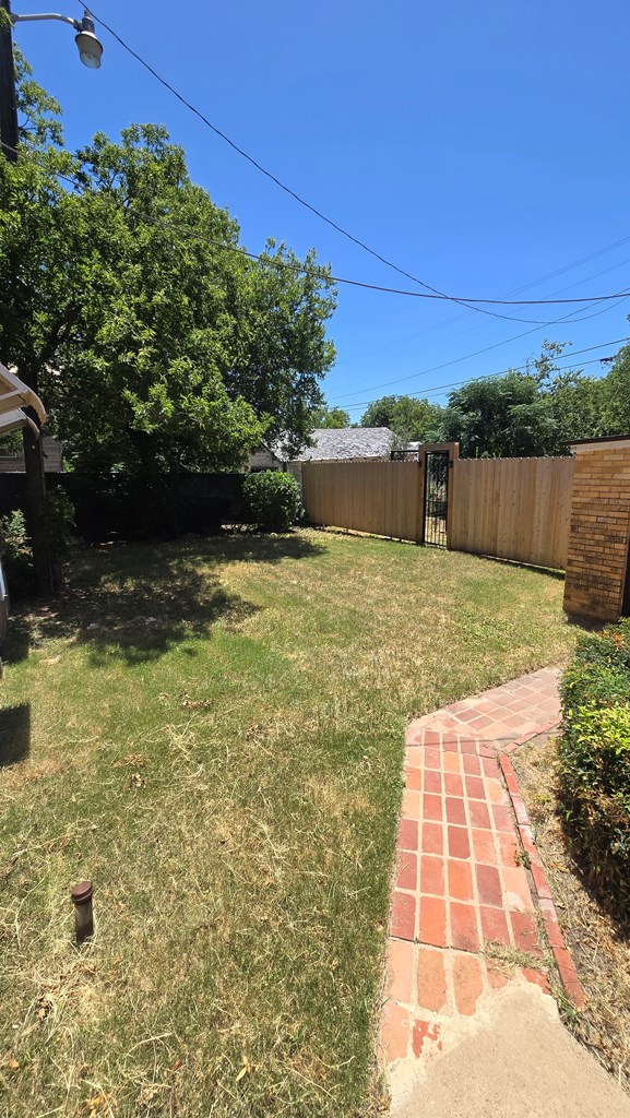 409 N Broadway St Property Photo 11