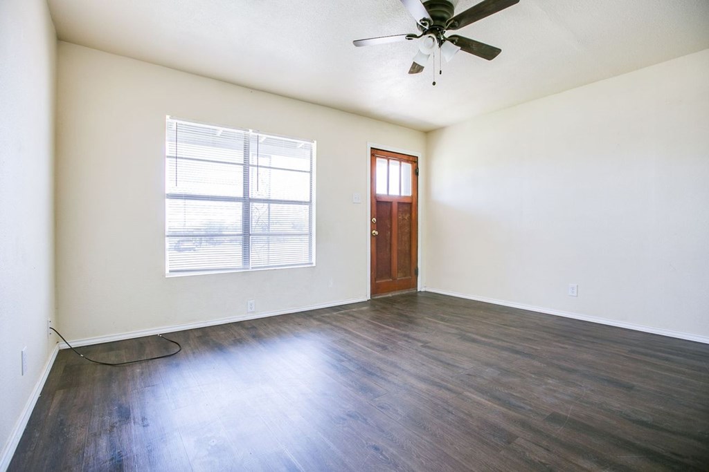 2030 Lindell Ave Property Photo 5