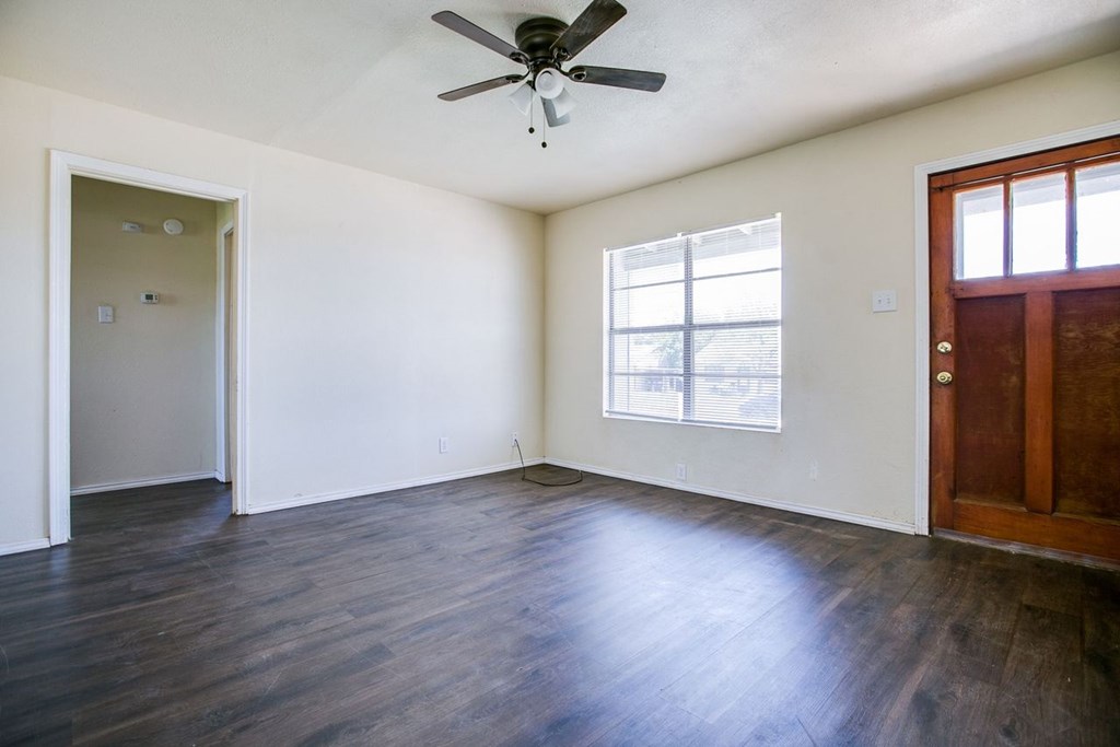 2030 Lindell Ave Property Photo 6