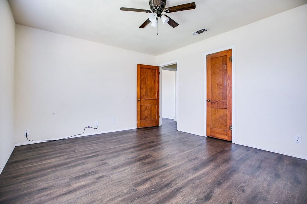 2030 Lindell Ave Property Photo 13