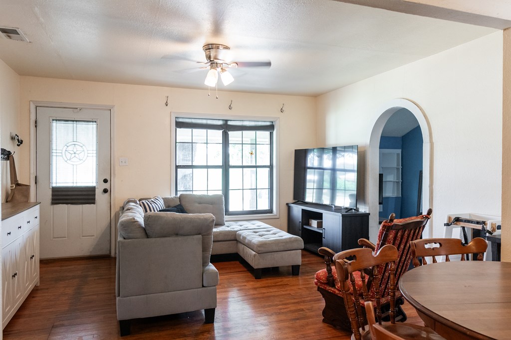 1908 Woodlawn Dr Property Photo 3