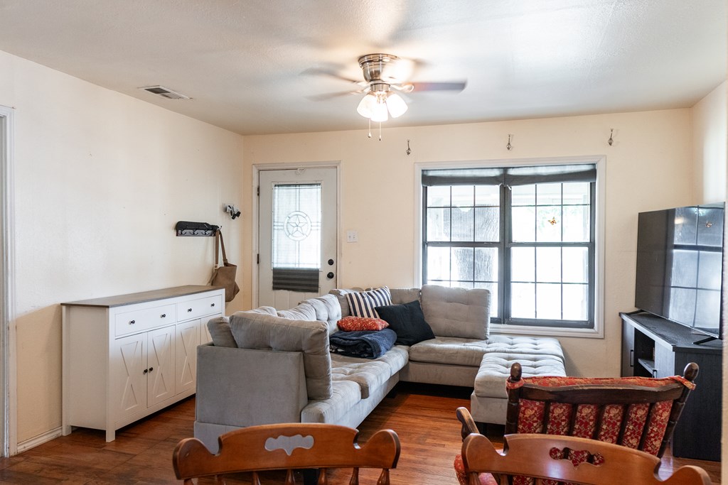 1908 Woodlawn Dr Property Photo 4