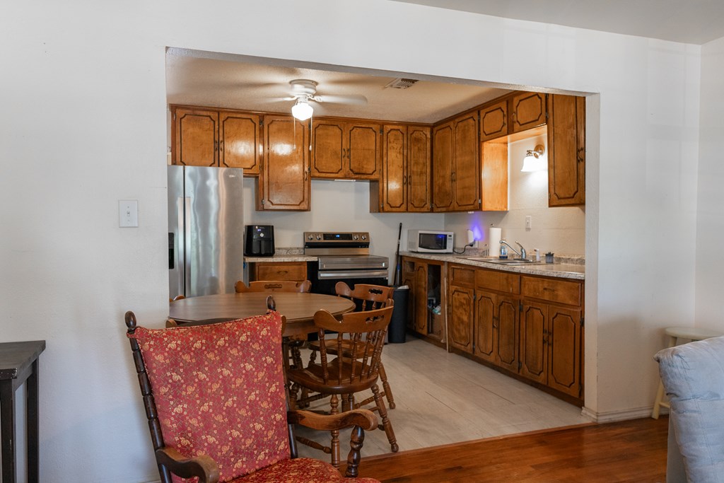 1908 Woodlawn Dr Property Photo 5