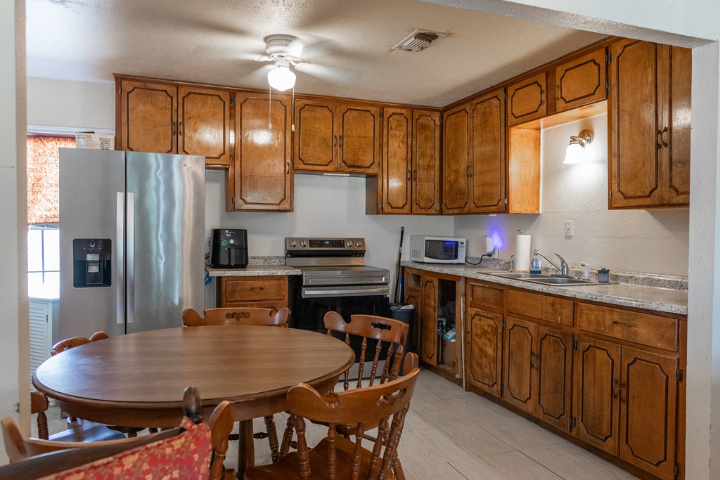 1908 Woodlawn Dr Property Photo 6