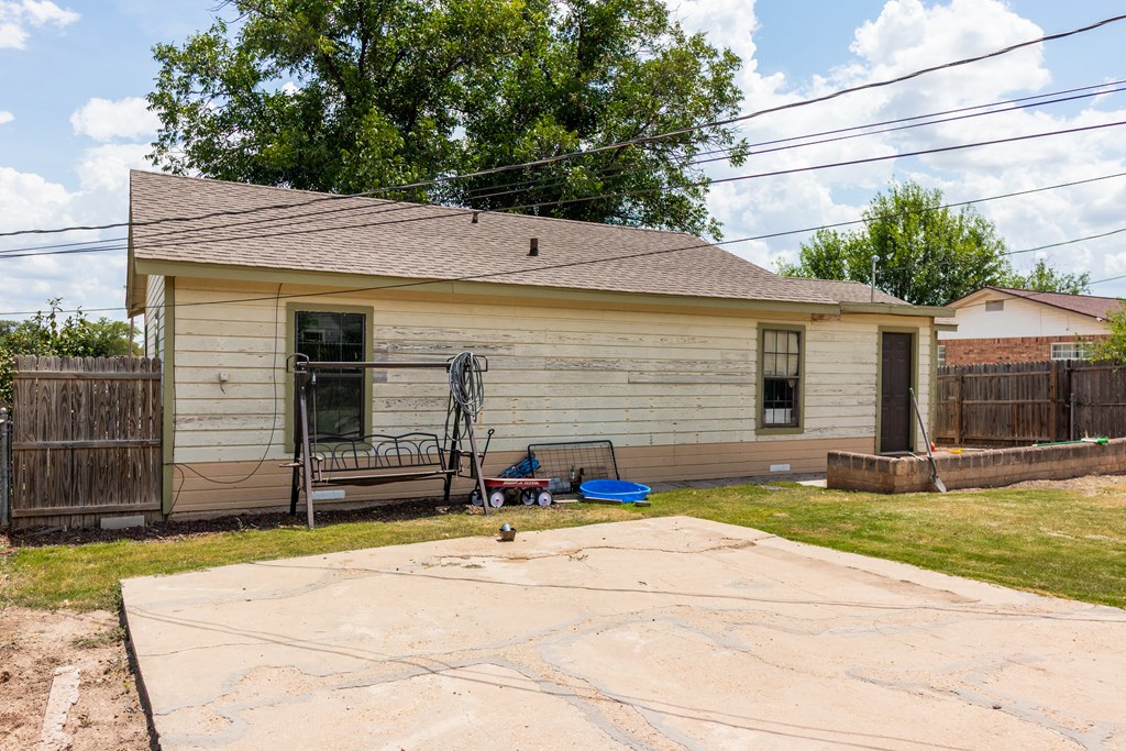 1908 Woodlawn Dr Property Photo 16