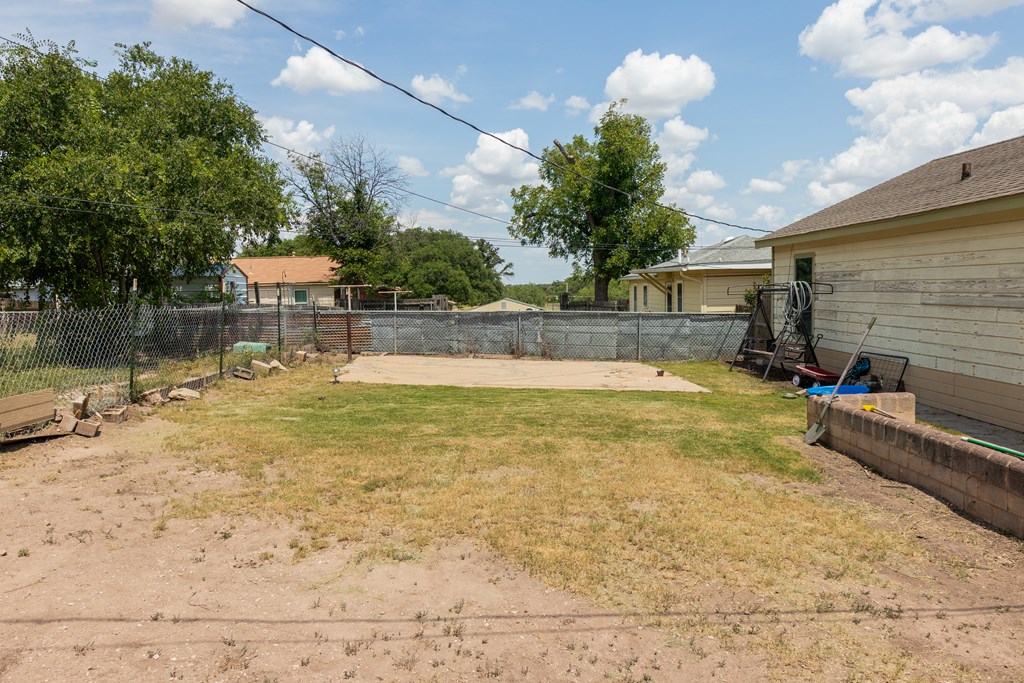 1908 Woodlawn Dr Property Photo 17